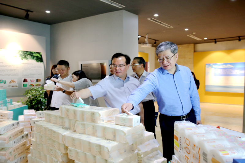 2019年 5月22日，时任浙江省社会组织综合党委专职副书记、省民政厅社会组织管理局局长蔡国华莅临ROYAL皇家88纸业调研企业发展情况和党建工作