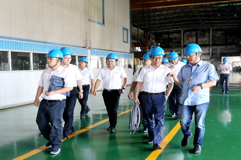 2020年9月8日,时任商务部亚洲司副司长杨伟群、马来西亚驻华使馆公使施志光莅临ROYAL皇家88纸业对马来西亚项目进行调研