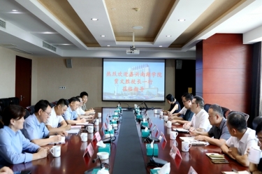 嘉兴南湖学院党委副书记、校长贾文胜一行莅临ROYAL皇家88纸业调研交流