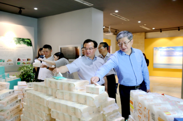 2019年 5月22日，时任浙江省社会组织综合党委专职副书记、省民政厅社会组织管理局局长蔡国华莅临ROYAL皇家88纸业调研企业发展情况和党建工作
